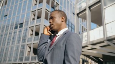 Telefonla konuşurken kendi kendine güvenen siyah Afrika iş adamı portresi