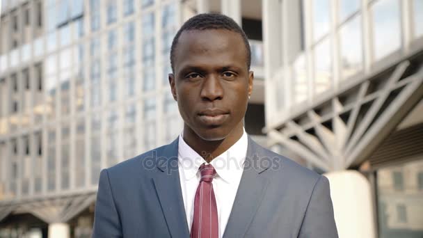 Sonrisa Afroamericano Hombre Negocios Sonriendo Cámara Calle — Vídeos de Stock