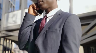 şehrin telefonda konuşurken yakışıklı zarif siyah iş adamı