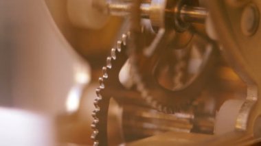 Eski saat tekerlekler birbirlerine dokunarak açın 