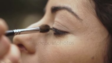 Sanatçı makyaj geçerlidir yapmak kadar güzel model gözlerinin önüne, portre