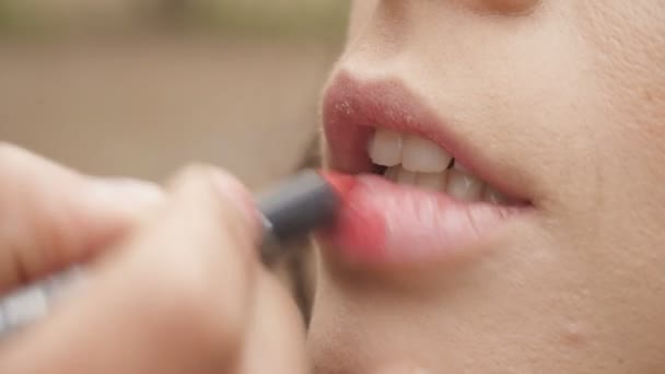 Maquillaje Artista Aplica Lápiz Labial Rojo Los Labios Modela Cerca — Vídeo de stock