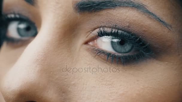 Kameranın Güzel Kadının Şehvetli Göz — Stok video