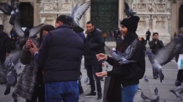 Persone Giocano Con Piccioni Piazza Del Duomo Dicembre 2017 Milano — Video Stock