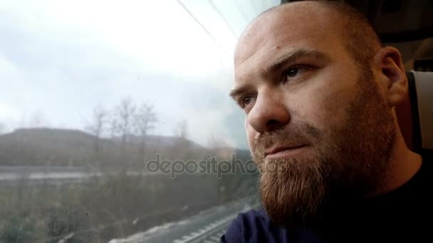 Печальный Задумчивый Человек Смотрит Окно Поезда — стоковое видео