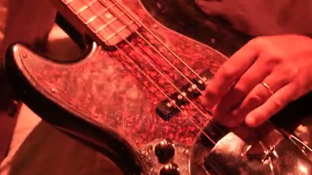 Bassist Spielt Bass Während Eines Konzerts August 2017 Treviso Italy — Stockvideo