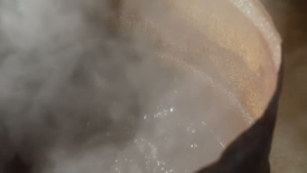 水の鍋に 沸騰と蒸気を生産するには クローズ アップ — ストック動画