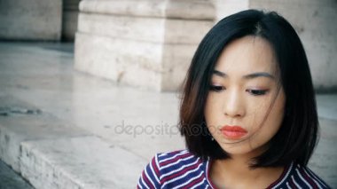 düşünceli genç Çinli kadın açık depresif