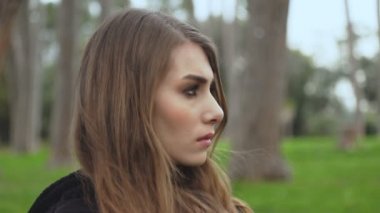üzgün ve çok depresif kadın parkta profili