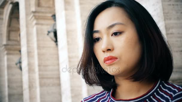Sorgliga Fundersam Ung Asiatisk Kvinna Utomhus — Stockvideo