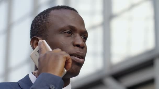 Black African Youn Business Man Talking Phone Close Portrait — Stock Video