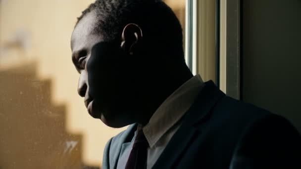 Депресивний Молодий Бізнесмен Вікні — стокове відео