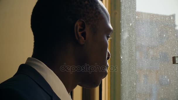 Pensativo Triste Hombre Negocios Negro Mirando Por Ventana — Vídeos de Stock