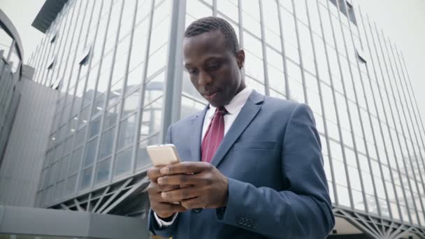 Νέοι Afro Αμερικανός Επιχειρηματίας Στο Δρόμο Τύπους Στο Smartphone — Αρχείο Βίντεο
