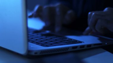 eller üstünde belgili tanımlık bilgisayar klavye geceleri yazarak hacker
