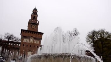 insanlar güvercinler Piazza del Duomo, 15 Aralık 2017, Milan, İtalya ile oynamak