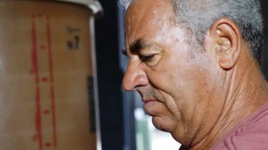 şarap-şarap üretim yapan çiftçi yüzüne yakın çekim