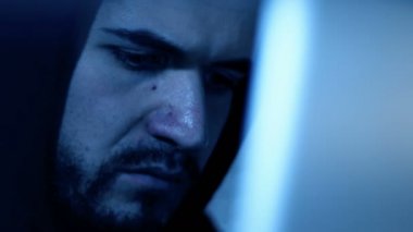 hacker'ın yüzü, hızlı bir şekilde tipik üstünde bilgisayar geceleri