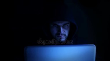 Genç hacker bilgisayarla veri geceleri çaldı.