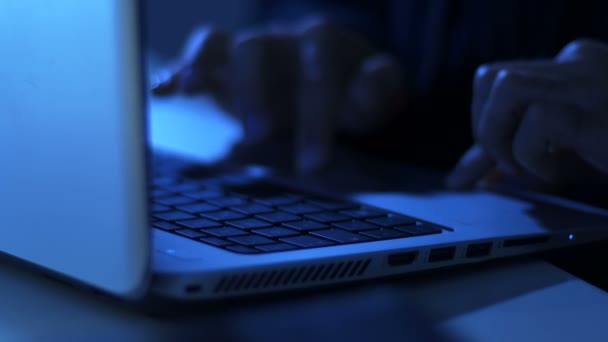 Manos Hackers Escribiendo Teclado Computadora Por Noche — Vídeos de Stock