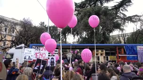 Balones Rosa Gente Nouna Meno Calle Noviembre 2017 Milán Italia — Vídeos de Stock