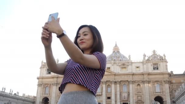 Mooie Aziatische Toeristische Nemen Selfie San Pietro Square Rome — Stockvideo