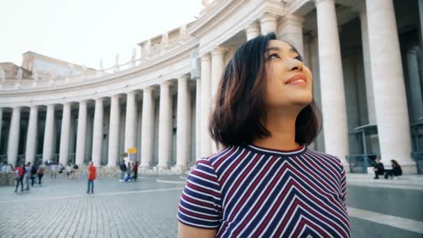 Gülümseyen Çinli Kadın Contemolating Saint Peter Meydanı Ağır Çekim — Stok video