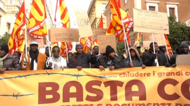 Gente Negra Caminando Por Calle Lucha Derechos Roma Italia — Vídeo de stock