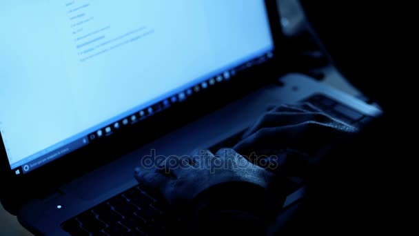 Hacker Typen Snel Computer Bij Nacht — Stockvideo