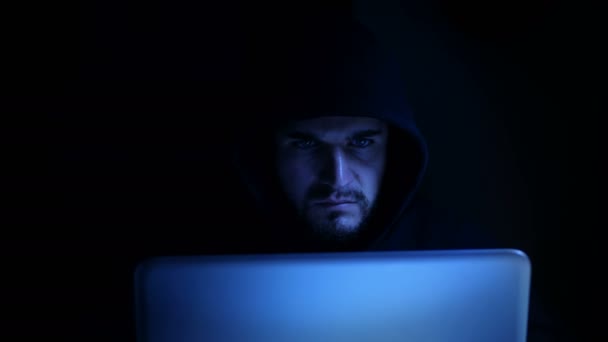 Joven Hacker Roba Datos Con Ordenador Noche — Vídeos de Stock