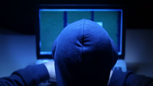 Visão Traseira Hacker Roupas Pretas Digitando Computador Escuro — Vídeo de Stock