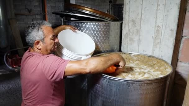 农夫在桶发酵生产酒 — 图库视频影像