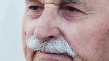 düşünceli yaşlı adam görünüyor, portre kadar yakın