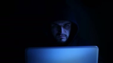 gece bilgisayarda hızlı bir şekilde siyah kukuleta türleriyle hacker