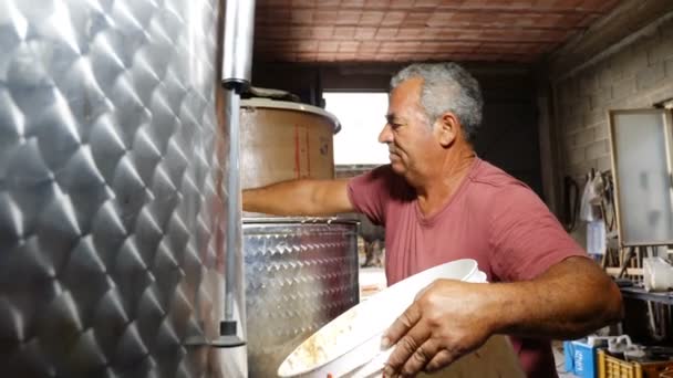 Boer Werken Vergisting Van Zelfgemaakte Wijn Zuid Italië — Stockvideo