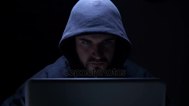黑客准备在黑暗中的攻击 — 图库视频影像