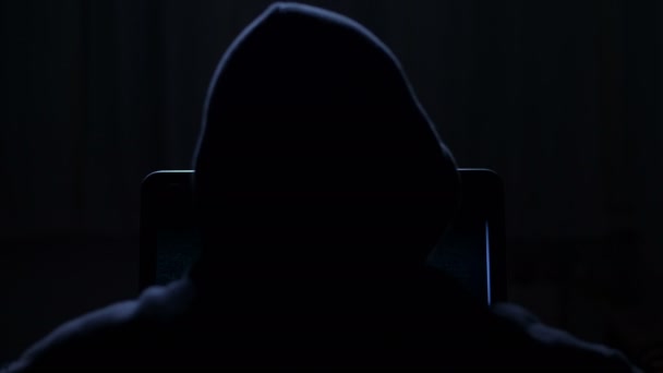 Πορτρέτο Του Κουκούλα Χάκερ Που Εργάζεται Έναν Υπολογιστή Στο Σκοτάδι — Αρχείο Βίντεο