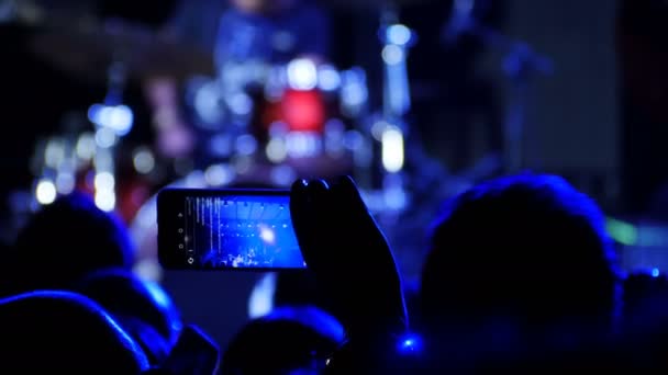 Frau Benutzt Smartphone Während Eines Rockkonzertes August 2017 Treviso Italien — Stockvideo