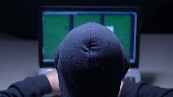 Hacker Dalam Kode Cracking Hood Menggunakan Laptop Dalam Sebuah Ruangan — Stok Video