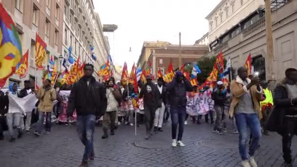 Άνθρωποι Βαδίζοντας Για Τους Μετανάστες Καταπολέμηση Δικαίωμα Δεκεμβρίου 2017 Ρώμη — Αρχείο Βίντεο