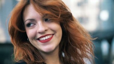 Kameraya gülümseyen güzel seksi Kızıl saçlı kadın kapatmak