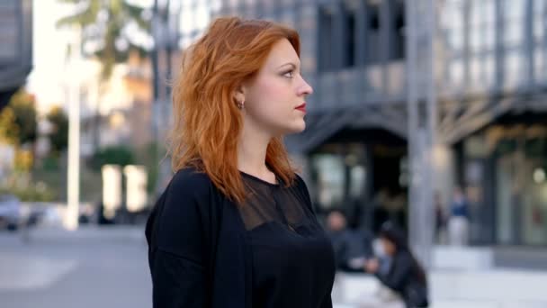 Elegant Red Hair Woman Street Smiling Camera — Stock Video