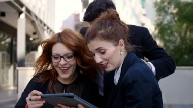 Takım çalışması: meslektaşları arasında tablet izliyor ve birlikte sevinç