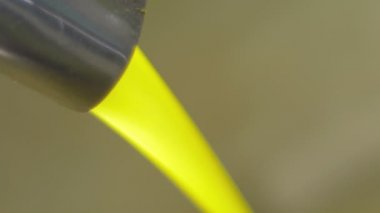 Güney İtalya, zeytinyağı fabrikasında zeytinyağı akan