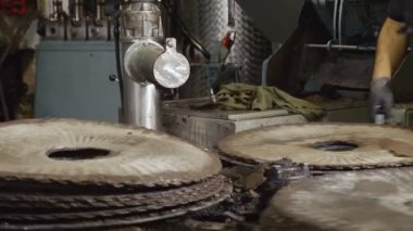 Güney İtalya zeytinyağı fabrikasında çalışan adam