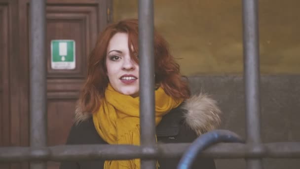 Hermosa Mujer Con Pelo Rojo Mira Cámara Sonriendo — Vídeo de stock
