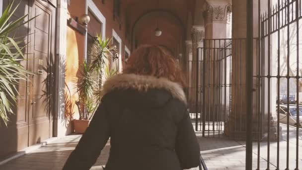 Retrato Mujer Joven Corre Bajo Los Arcos Ciudad — Vídeos de Stock