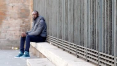 siyah göçmen sokakta yalnız: yalnızlık, yoksulluk, sefalet
