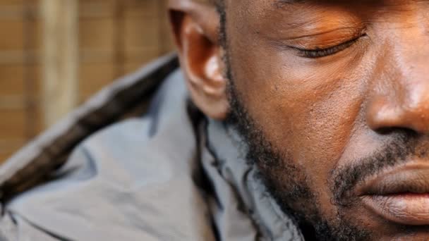 Trauriges Einsames Verlassenes Schwarzes Männergesicht Das Die Augen Öffnet Nahaufnahme — Stockvideo