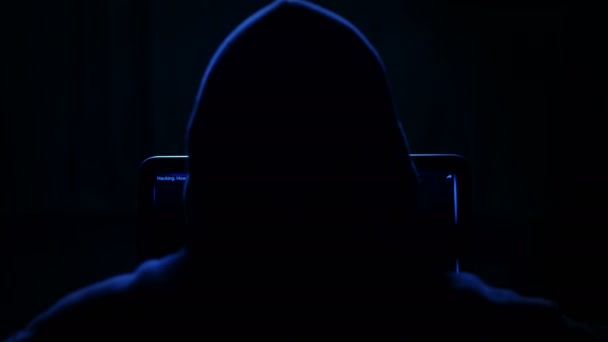 Karanlıkta Bir Bilgisayarda Çalışan Kukuletalı Hacker — Stok video